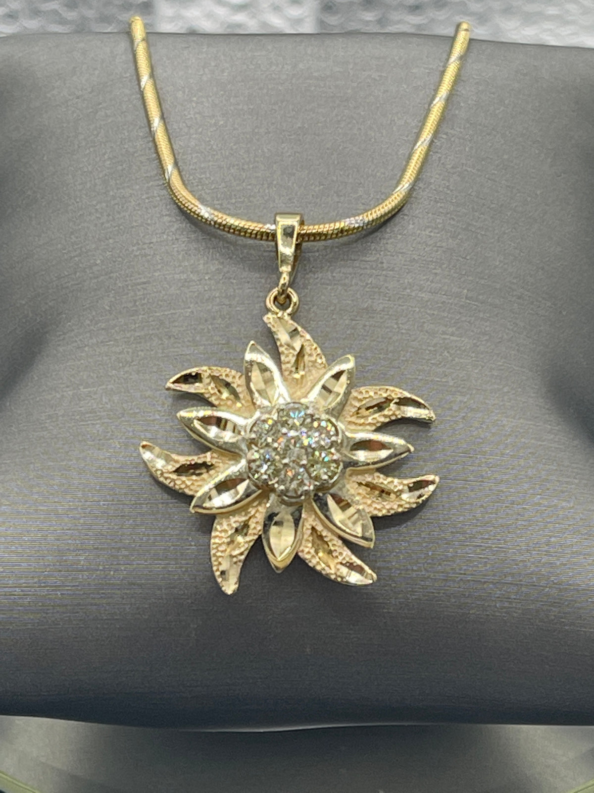 A Beautiful Ladies 14 Karat Gold Diamond Sunburst Pendant and Chain