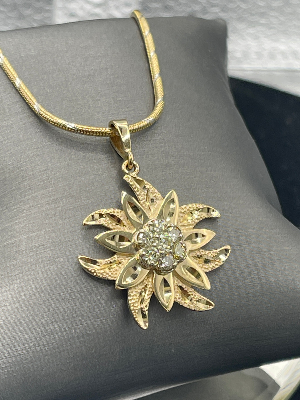A Beautiful Ladies 14 Karat Gold Diamond Sunburst Pendant and Chain