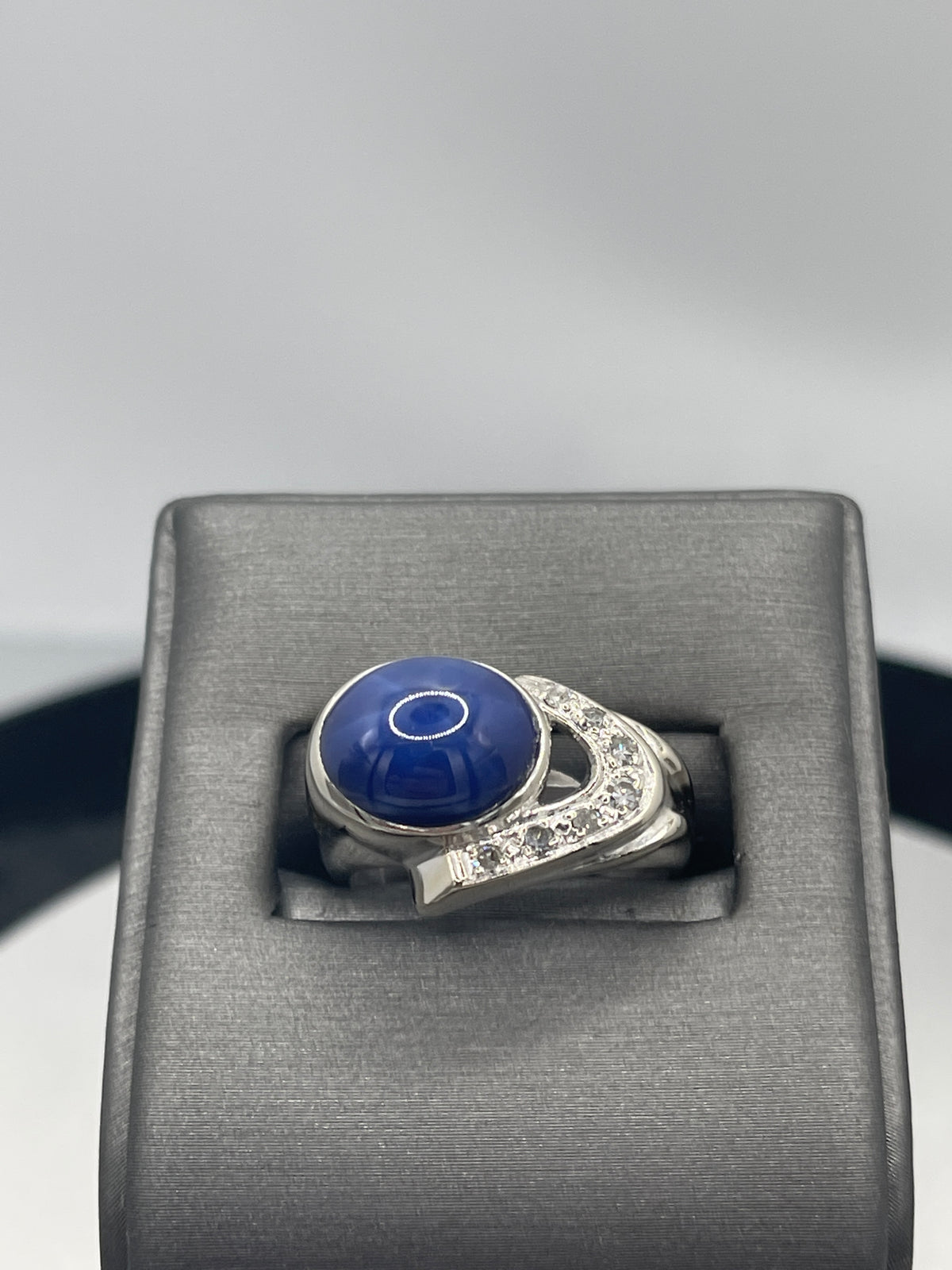 Men's Vintage 14 Karat White Gold Lindy Star Sapphire Cabochon Shape Sapphire With Diamonds Ring