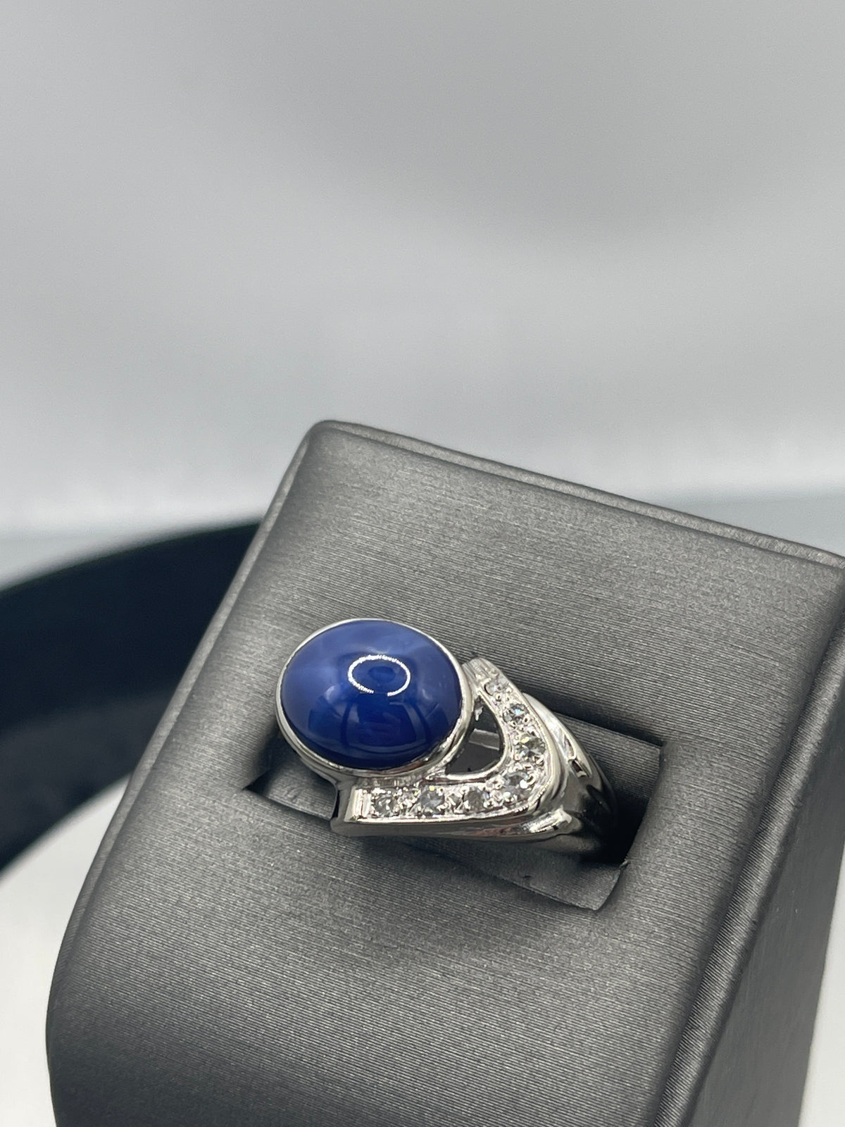 Men's Vintage 14 Karat White Gold Lindy Star Sapphire Cabochon Shape Sapphire With Diamonds Ring
