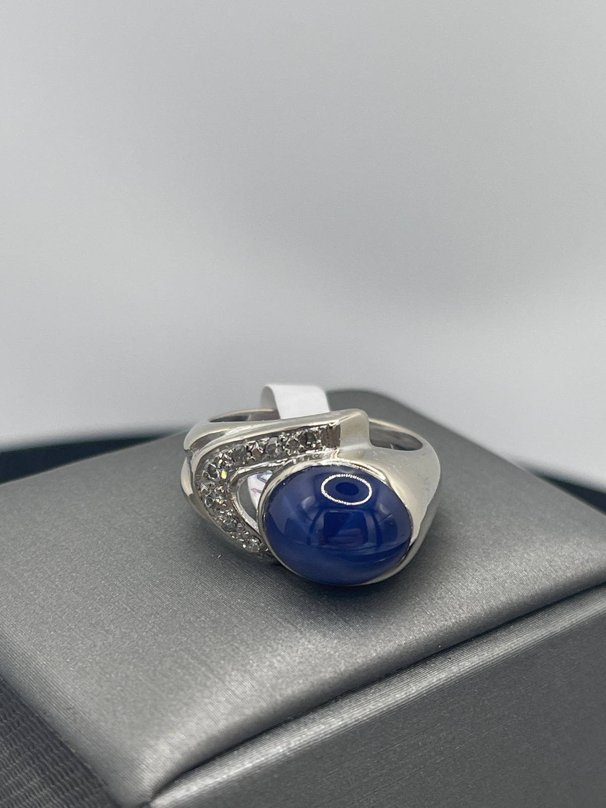 Men's Vintage 14 Karat White Gold Lindy Star Sapphire Cabochon Shape Sapphire With Diamonds Ring