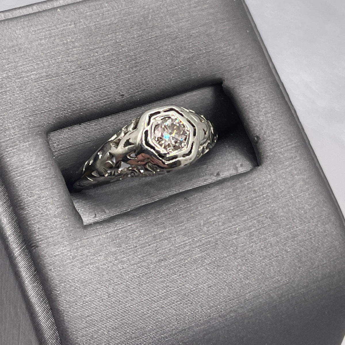 A Stunning Antique Ladies 18 Karat White Gold Filagree Diamond Ring