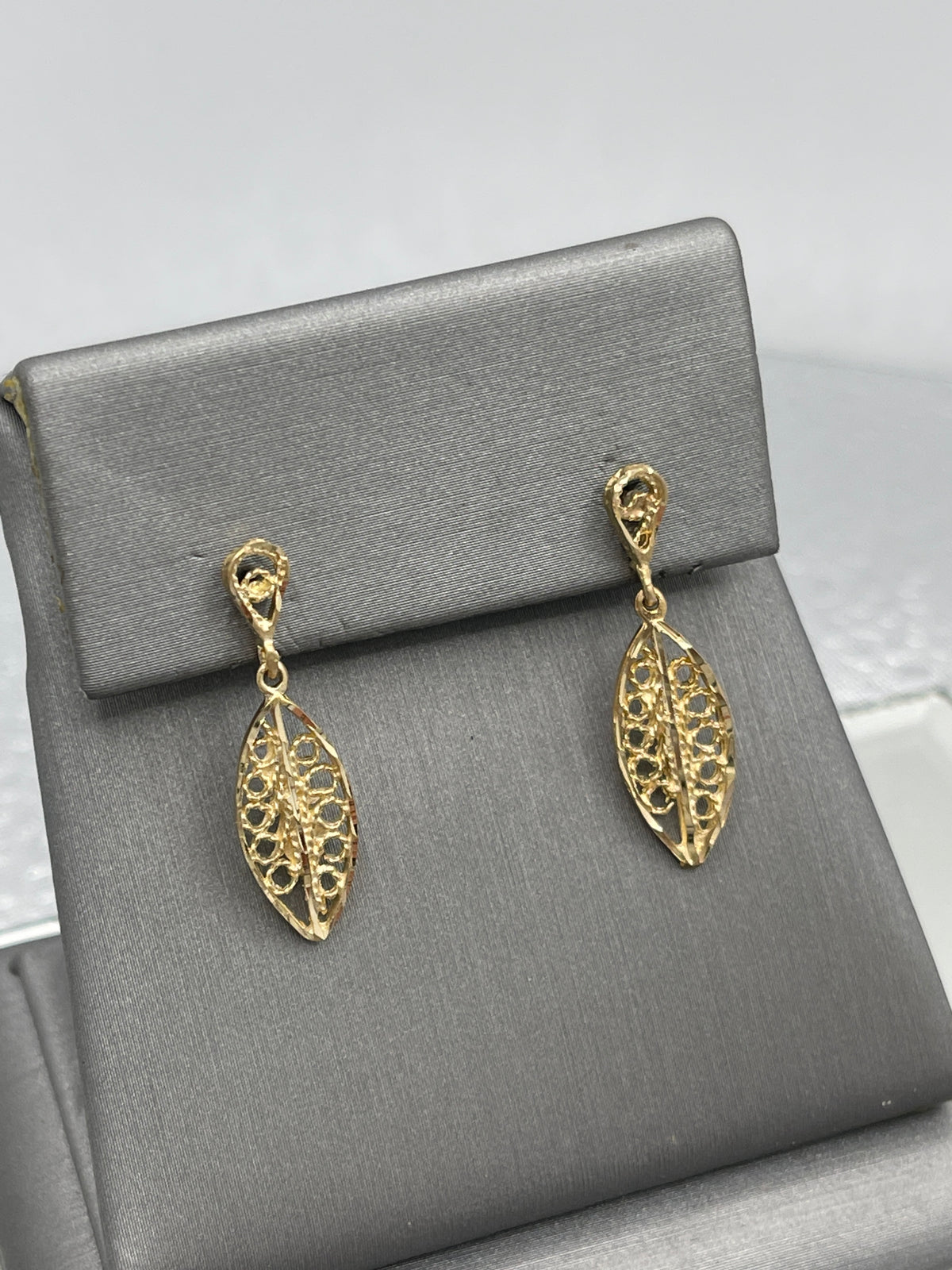 Ladies 14 Karat Yellow Gold Marquise Shaped Filagree Dangling Earrings
