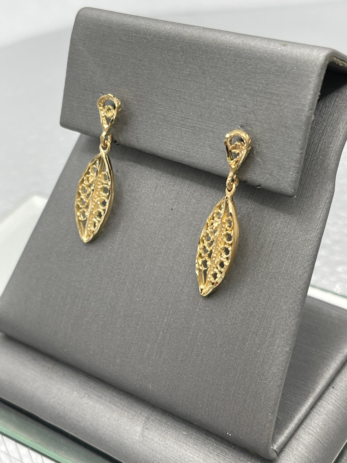 Ladies 14 Karat Yellow Gold Marquise Shaped Filagree Dangling Earrings