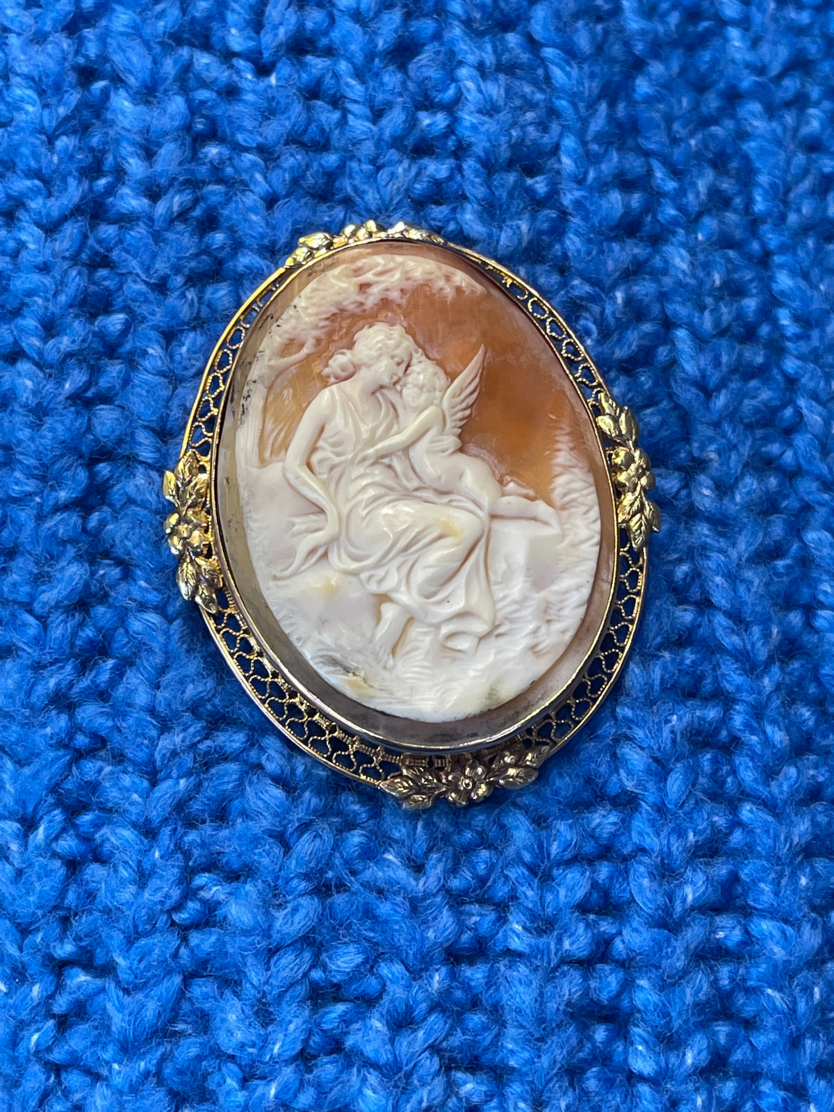 Vintage 14 Karat Yellow Gold Bordered Cameo With Woman & Cherub Pendant Brooch - Philadelphia Gold & Silver Exchange