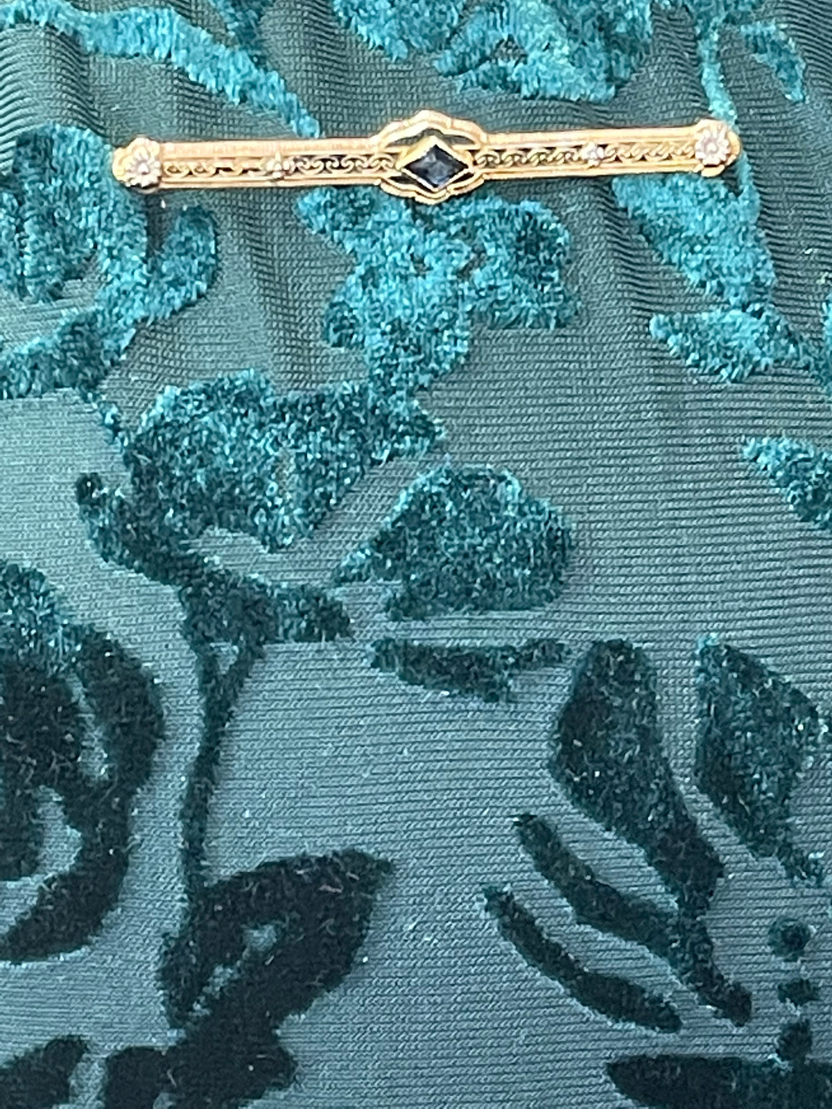 View six of 14 KARAT YELLOW GOLD, SAPPHIRE AND DIAMOND PIN