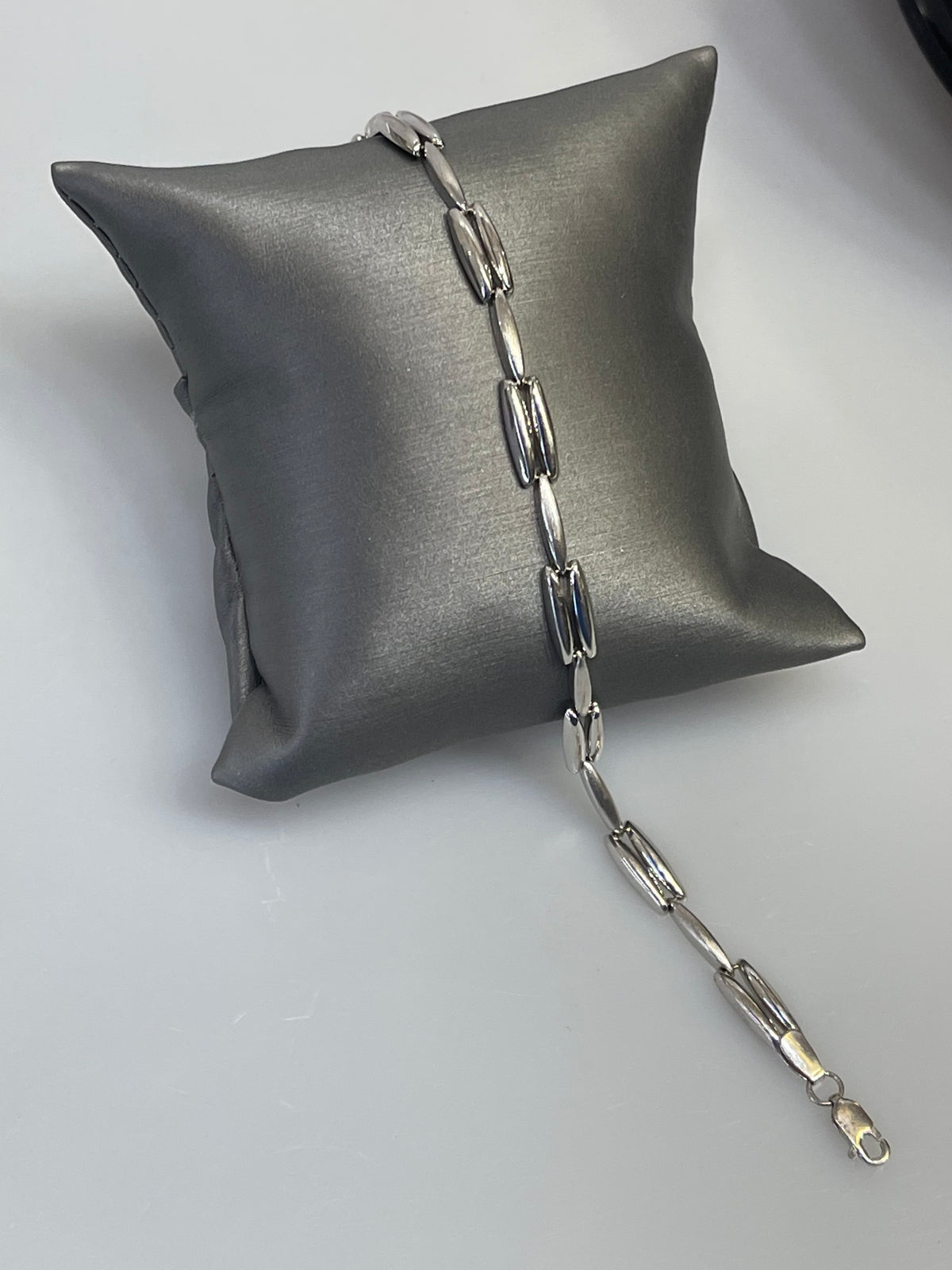 10 KARAT WHITE GOLD MULTI-LINK BRACELET