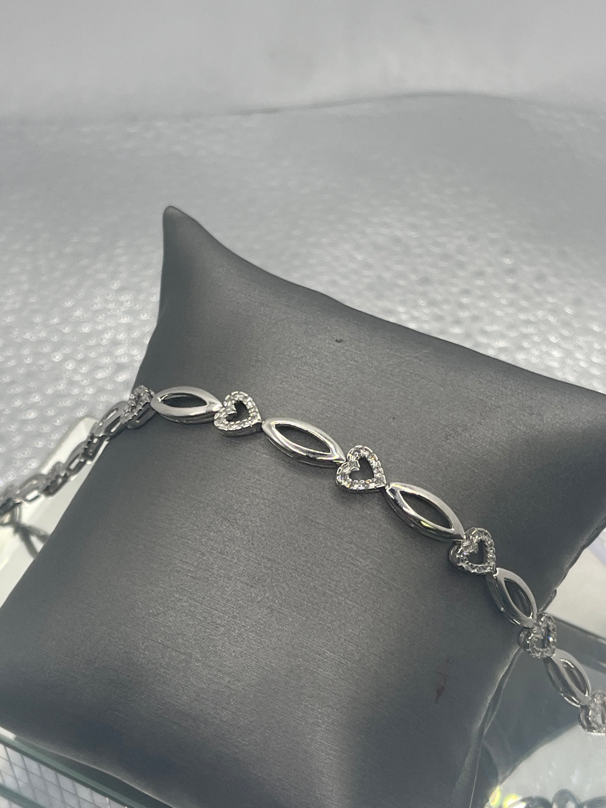 Ladies 10 Karat White Gold Diamond Heart Oval Link Bracelet