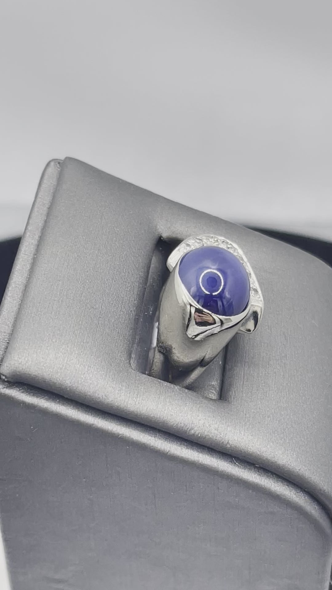 Men's Vintage 14 Karat White Gold Lindy Star Sapphire Cabochon Shape Sapphire With Diamonds Ring